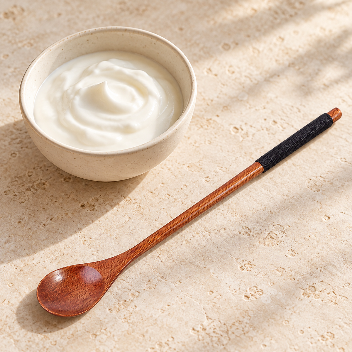 LöffelKlar – einzelner brauner Löffel mit schwarzem Griffband neben Joghurt